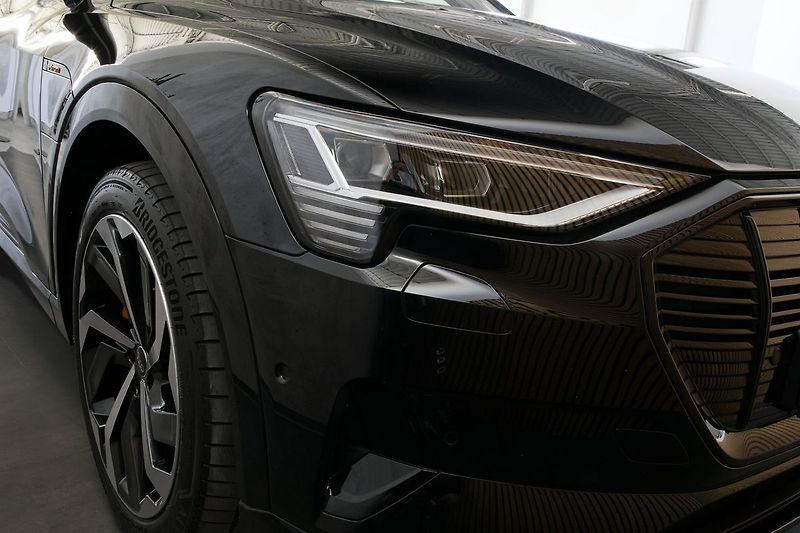 Audi e-tron 55 300kW Pano NightV HUD Tažné - fotka 9 z 50