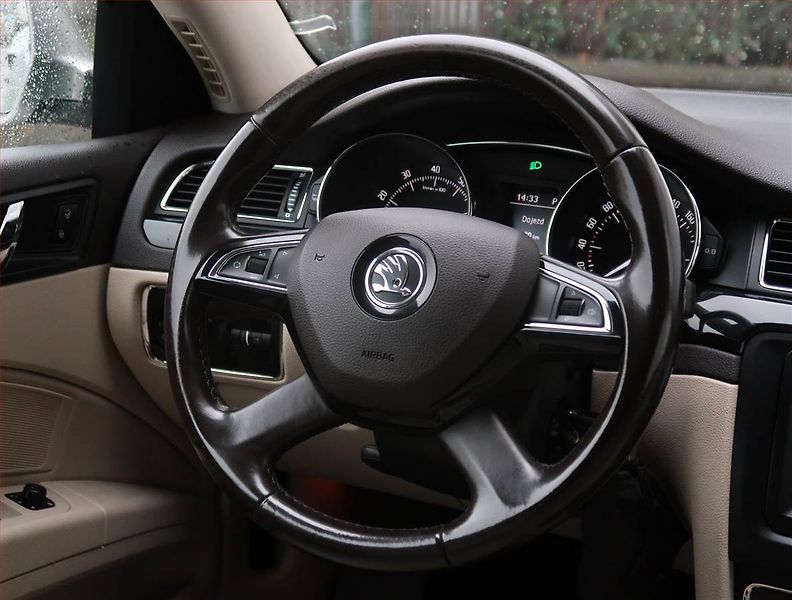 Škoda Superb (2014) Laurin&Klement 3.6 FSI V6 - fotka 16 z 23