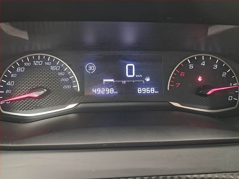 Peugeot 2008 (2021) Active 1.2 PureTech, ČR,1.maj - fotka 11 z 18