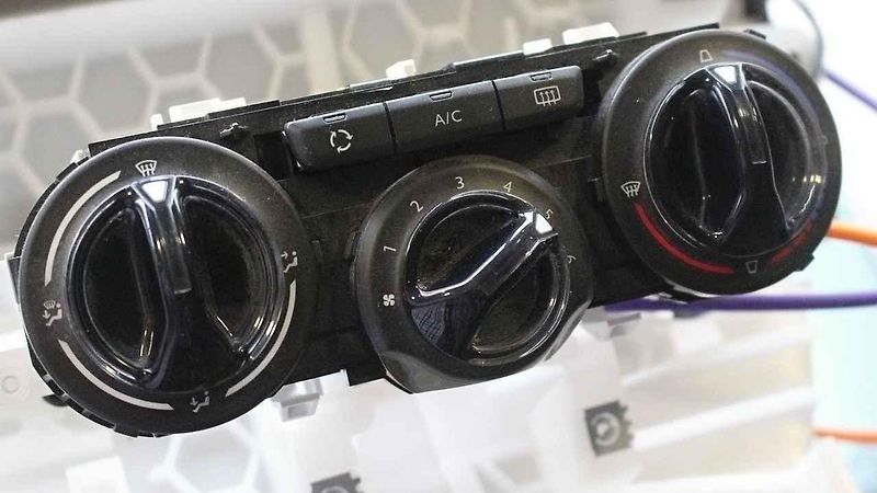 Kontrola je částečně automatická, do testování se však zapojují i lídé