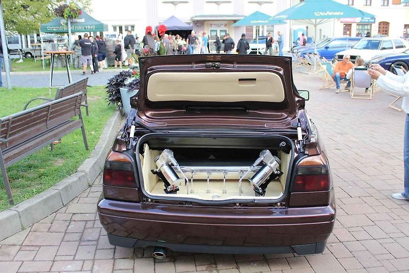 V severočeském Litvínově se uskutečnil premiérový Autofest. Na snímku je luxusní Porsche 911 Spirit.