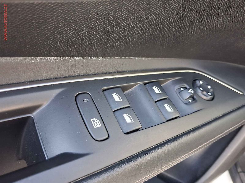 Peugeot 3008 (2019) 1.2PT, Allure, AT, LED - fotka 13 z 19