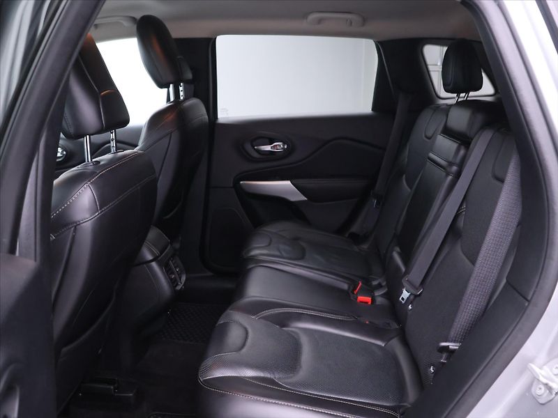 Jeep Cherokee 2,2 M-Jet 147kW Aut. AWD DPH - fotka 15 z 31