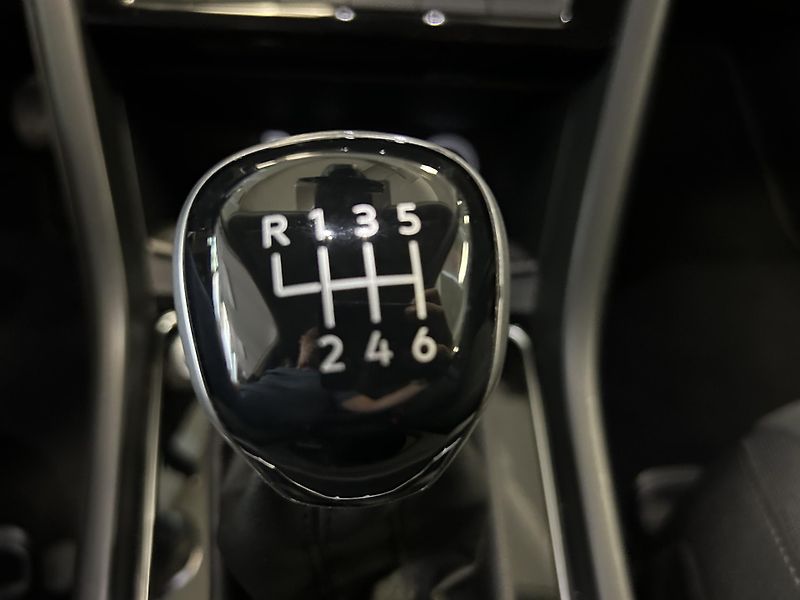 Volkswagen Touran (2023) 2.0TDi Highline LED Kamera TZ - fotka 10 z 35