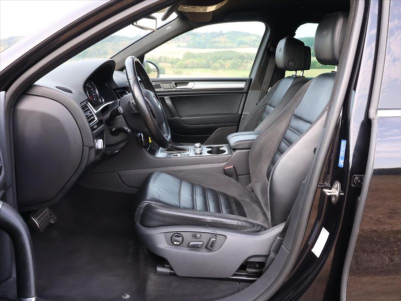 Volkswagen Touareg 3,0 TDI V6 DSG R-LINE CZ 4M - fotka 10 z 29