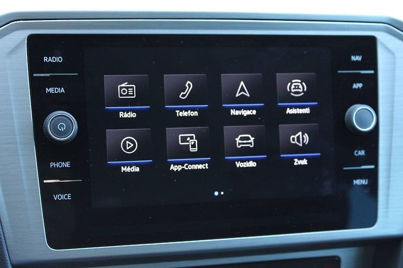 Volkswagen Passat (2022) 2.0 TDI 110kW manuál tažné - fotka 33 z 35