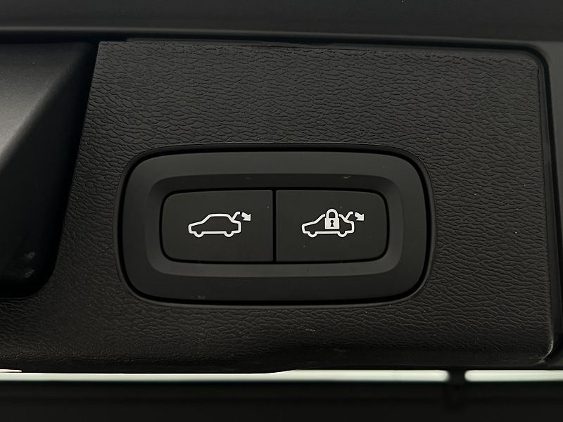 Volvo XC60 B5 AWD BLACK EDITION PLUS AUT - fotka 48 z 51