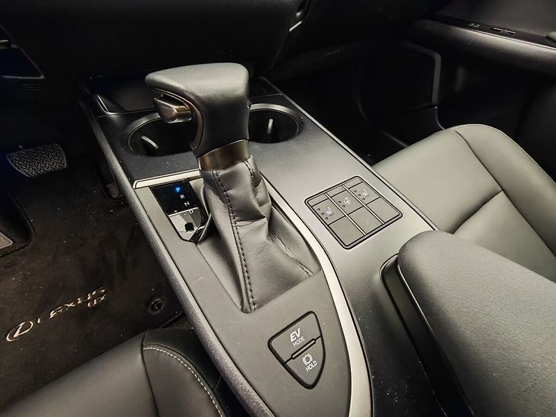 Lexus UX 250h 250h 2WD F Sport Design - fotka 39 z 43