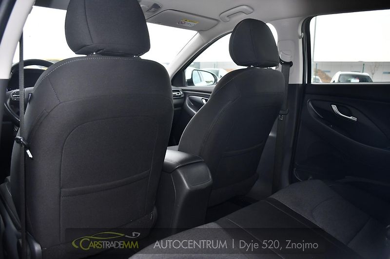 Hyundai i30 1.6CRDi SMART KAMERA CARPLAY - fotka 12 z 50