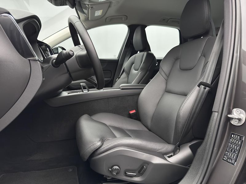 Volvo XC60 B5 AWD PLUS DARK CZ  - fotka 4 z 50