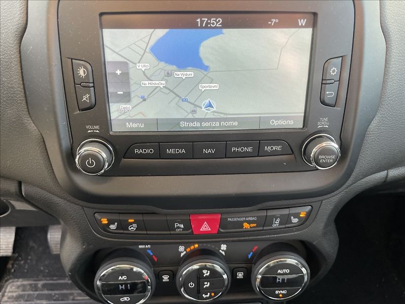 Jeep Renegade 2,0 CRD 103kw 4x4 LIMITED odp. - fotka 17 z 32