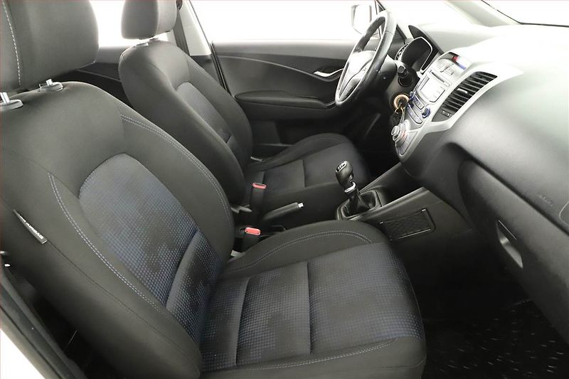Hyundai ix20 (2012) 1.6 CVVT, LPG, Park. senzory - fotka 7 z 14