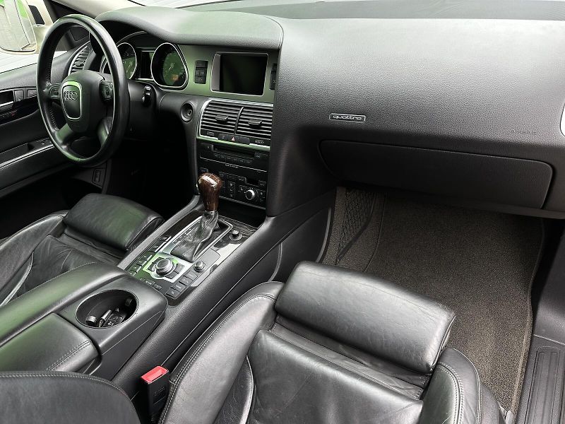 Audi Q7 3.0TDi V6 4x4 Tiptronic 233PS - fotka 18 z 48