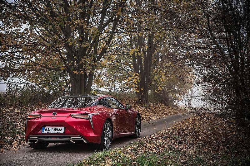 Interiér upraveného Nissanu GT-R.