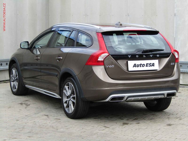 Volvo V60 (2017) 2.0 D, 1.maj, Cross Country - fotka 6 z 20