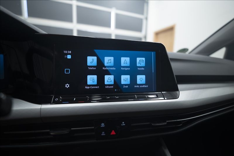 Volkswagen Golf 1,5 eTSI DSG KAMERA VÝHŘEV ČR - fotka 34 z 44