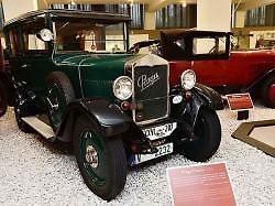 Národní technické muzeum vystavuje osobní automobily značky Praga.