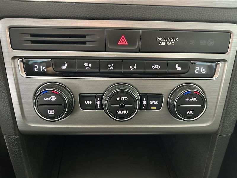 Volkswagen Golf Sportsvan 1,4   TSI 92kW,SERVISKA,2.MAJ - fotka 17 z 24