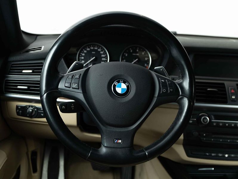 BMW X5 xDrive50i - fotka 13 z 22