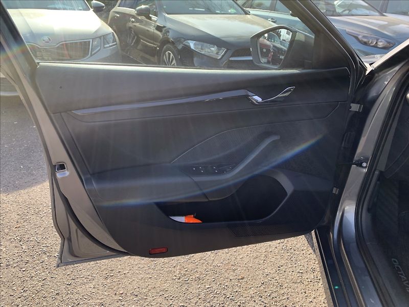 Škoda Octavia 1,0 TSI DSG AMB.,1.MAJITEL,ČR, - fotka 17 z 21