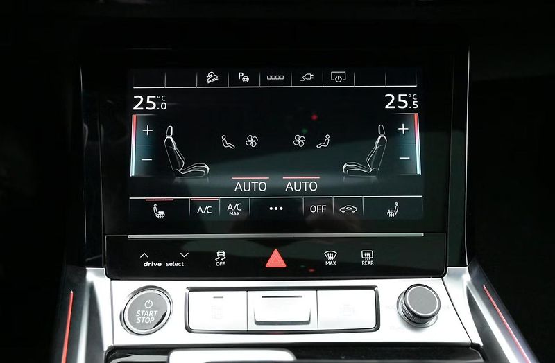 Audi Q8 e-tron 55 Q S-Line SoH 94% 360k Pano  - fotka 19 z 24