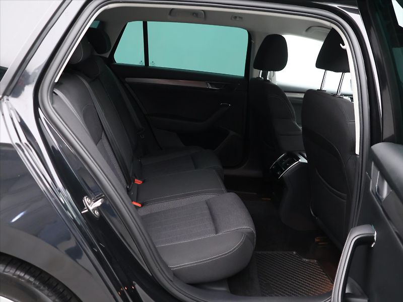 Škoda Superb 2,0 TDI 140kW DSG Style LED - fotka 14 z 34