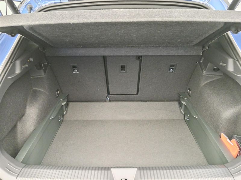 Volkswagen T-Roc (2026) 1,5   R-line eTSI 110 kW 7DSG - fotka 17 z 23