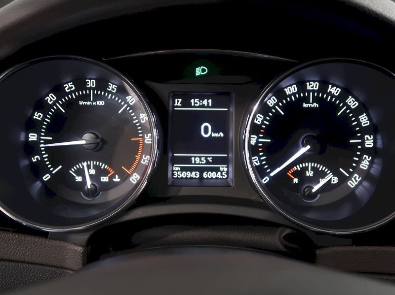 Škoda Superb (2013) L&K 2.0TDI 125KW 4x4 WEBASTO P - fotka 28 z 34