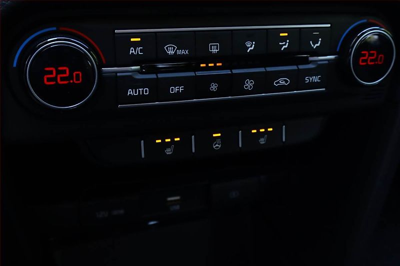 Kia Ceed (2022) Gold 1.5 T-GDI, Serv.kniha - fotka 13 z 23