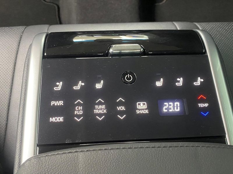 Toyota Camry 2,5 Hybrid  Executive VIP - fotka 31 z 33