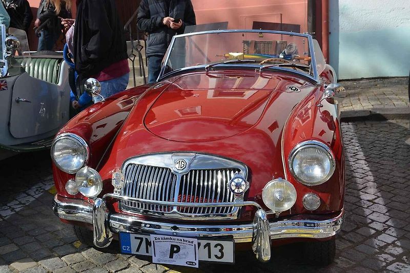 Automobiloví a motocykloví veteráni se vydali v neděli na tradiční jízdu Ze zámku na hrad. Start byl na Horním náměstí v Přerově, kde si lidé užili bohatý program.