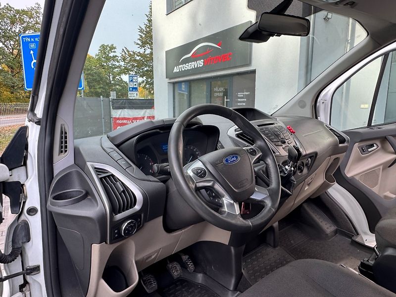 Ford Tourneo Custom (2013) 2.2 TDCi Trend, 8míst - fotka 10 z 30