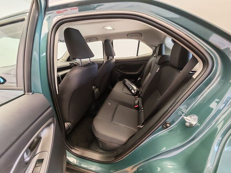 Toyota Yaris Cross 1.5 Hybrid ( 115k ) e-CVT 4x2 - fotka 20 z 33