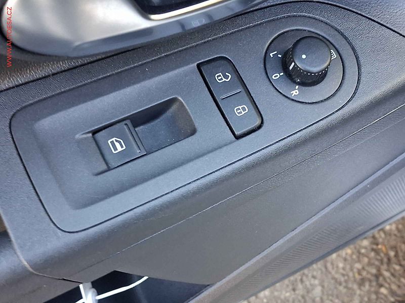 Volkswagen up! (2014) 1.0 MPi, CUP, AC, výhřev sed - fotka 11 z 15