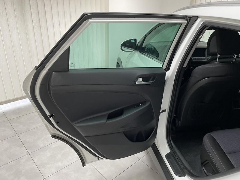 Hyundai Tucson 1.6 T-GDi 4x4 AT ČR 1.MAJ SER. - fotka 17 z 28