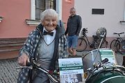 Stovka nablýskaných motocyklů a automobilů předválečné a meziválečné éry vyrazila v neděli z Horního náměstí v Přerově na spanilou jízdu regionem. Nejstarší účastnicí byla 88letá Libuše Šulcová. Vyrazila na motocyklu BSA 770 se sidecarem z roku 1928.