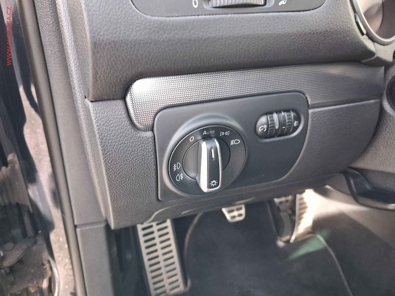 Volkswagen Golf (2011) 1.6 TDi, Style, +kola - fotka 15 z 18