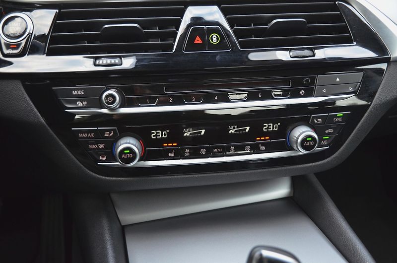 BMW Řada 5 (2017) 520d xDrive 140kW / ČR / DPH  - fotka 26 z 36