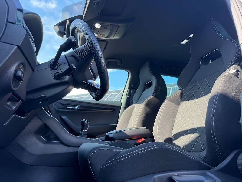 Škoda Karoq Sportline Exclusive 1,5 TSI 11 - fotka 6 z 33