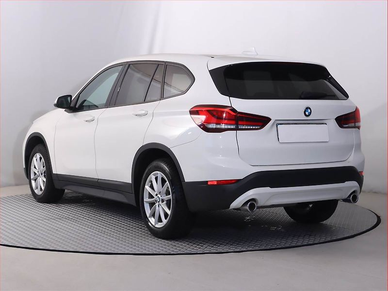 BMW X1 (2022) sDrive18d - fotka 4 z 21