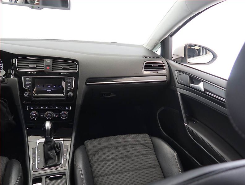 Volkswagen Golf (2015) 1.6 TDI, Automat, Serv.kniha - fotka 8 z 22