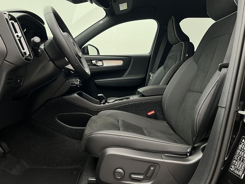 Volvo XC40 (2026) B3 BLACK EDITION PLUS AUT - fotka 3 z 43