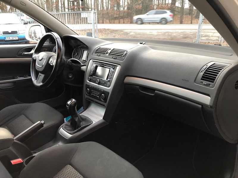 Škoda Octavia (2012) 1.6 TDi, 4x4, navigace - fotka 16 z 31