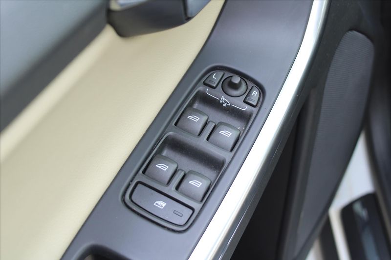 Volvo XC60 2.4 D4 140kW SUMMUM - fotka 27 z 27
