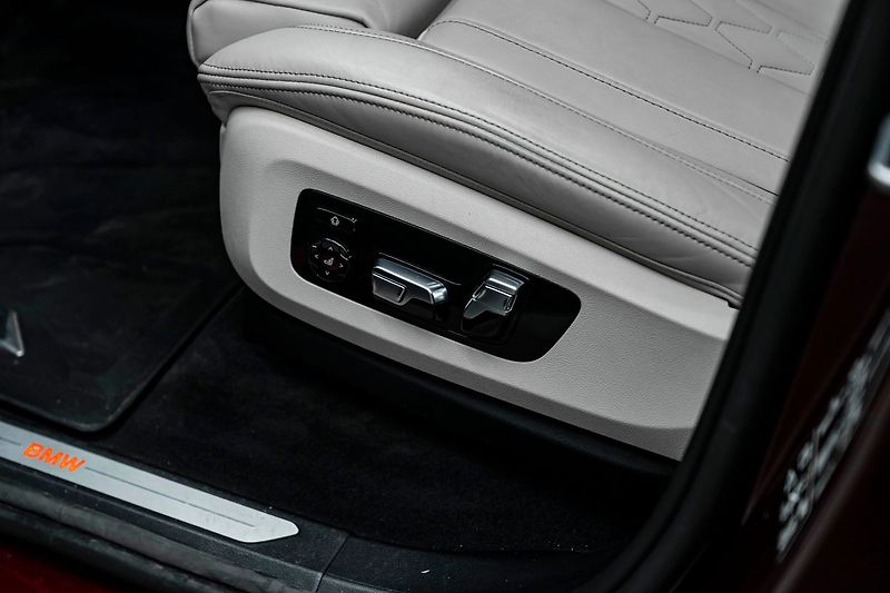 BMW X7 40i - fotka 19 z 27