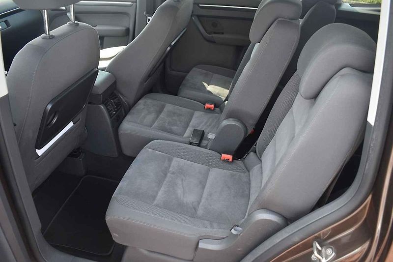 Volkswagen Touran působí usedle, ale je to dobrý rodinný společník