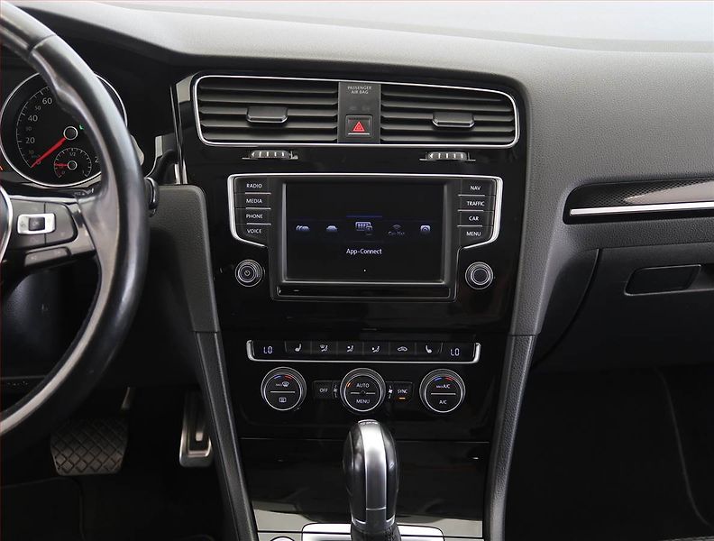 Volkswagen Golf (2016) Highline 2.0 TDI, Automat - fotka 12 z 23
