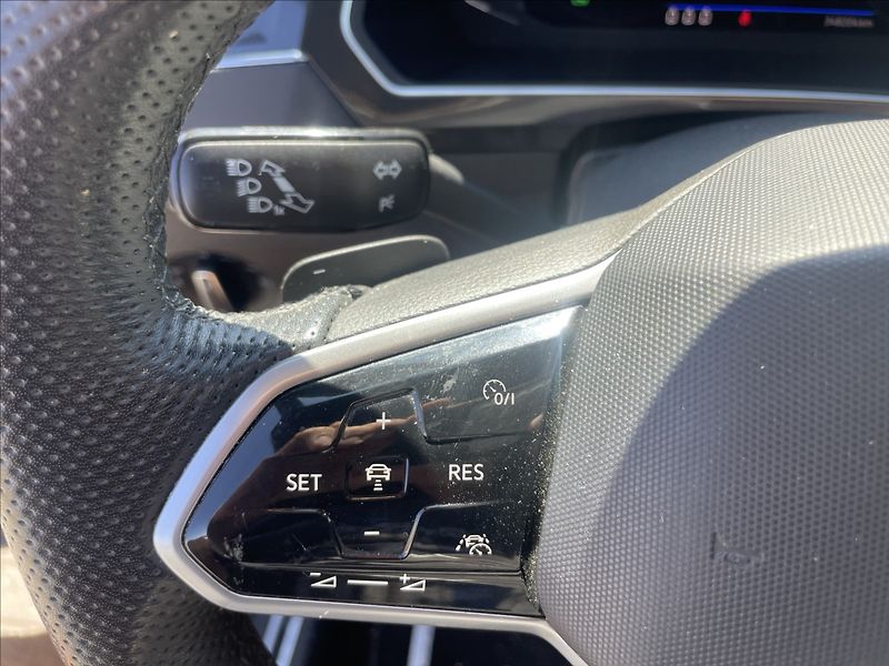 Volkswagen Tiguan 2,0 TDi 110kw DSG R-Line LED R - fotka 23 z 40