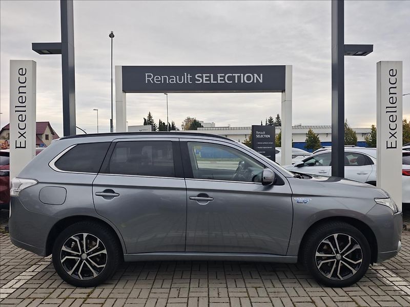 Mitsubishi Outlander 2,0 Plug-in HYBRID  4x4 INTENS - fotka 7 z 22