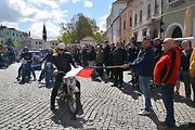 Automobiloví a motocykloví veteráni se vydali v neděli na tradiční jízdu Ze zámku na hrad. Start byl na Horním náměstí v Přerově, kde si lidé užili bohatý program.